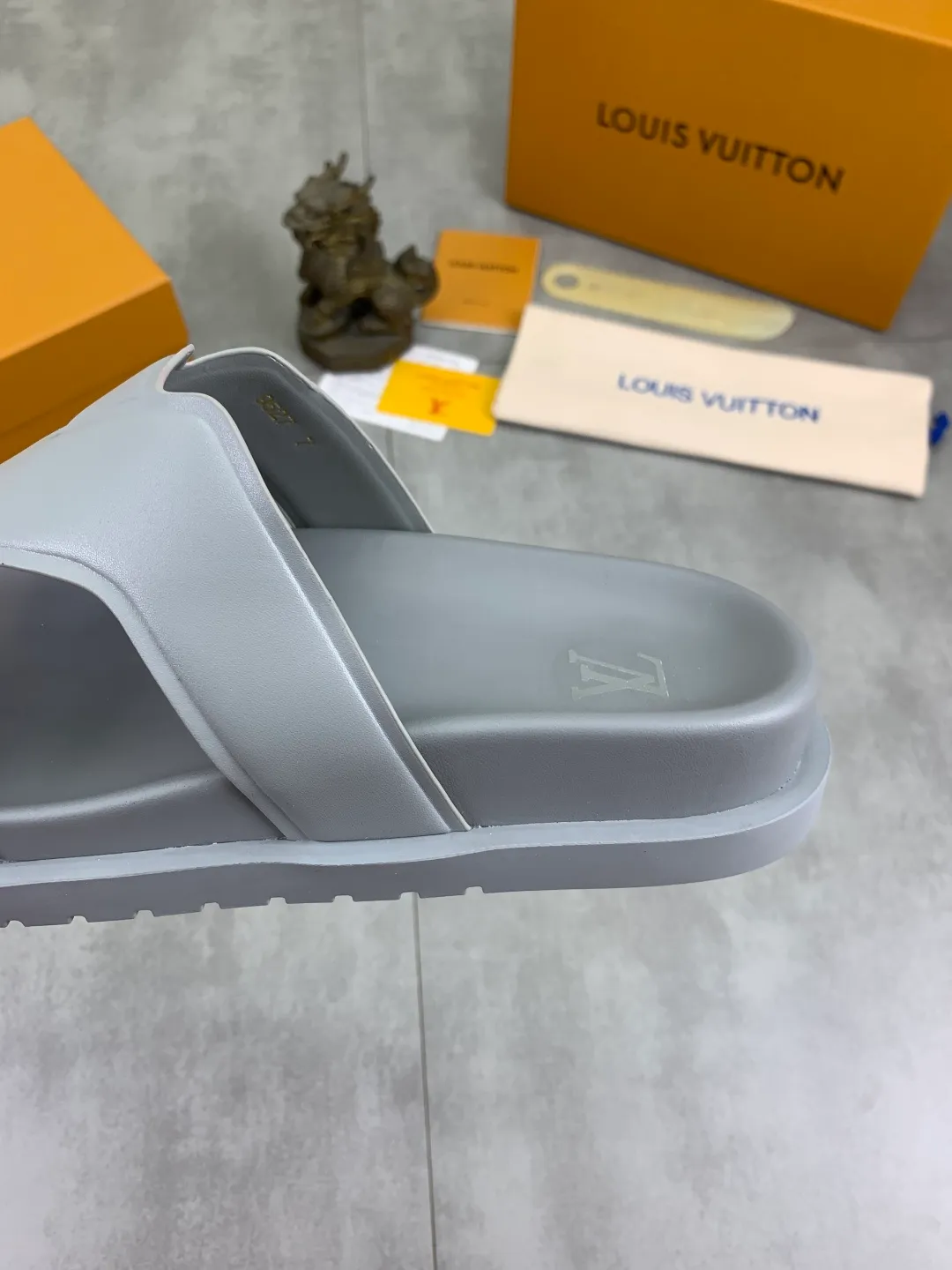 Men's shoes 💰P320💰【New style】🆘 Original quality 【LOUIS VUITTON】The popular Louis Vuitton LV men's slippers on the official website are on sale simultaneously! Original fabric imported from Italy, original factory special supply, code number: 38-44 (45 customized), many colors available